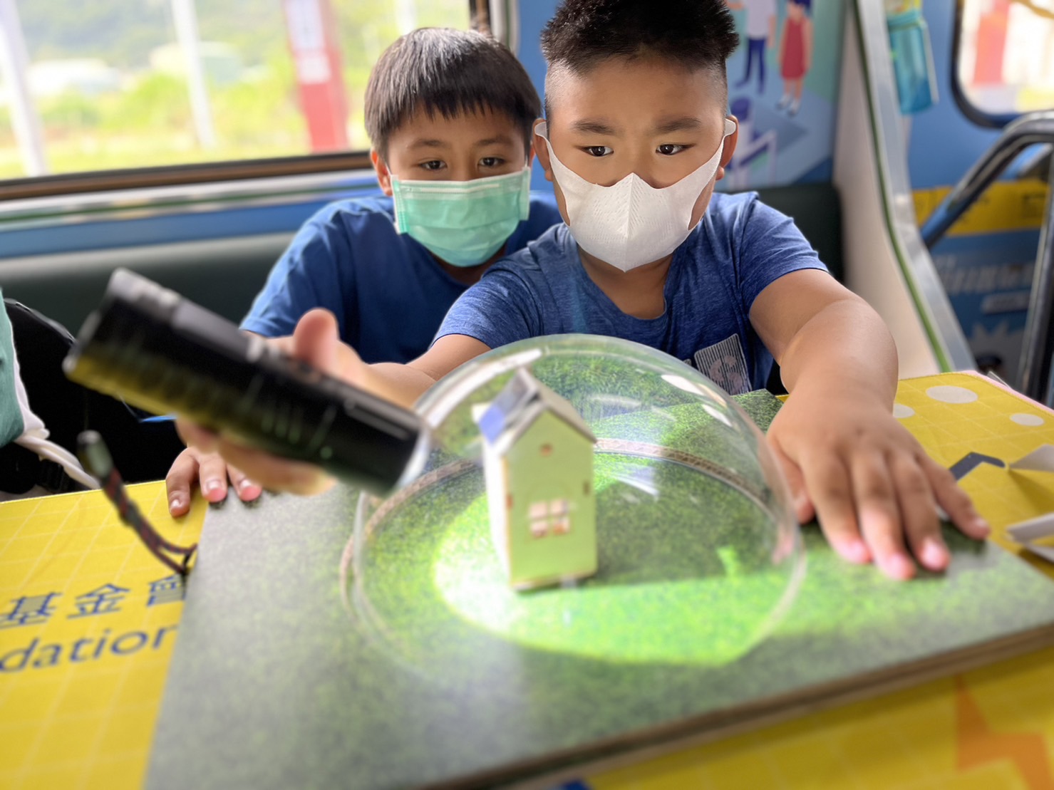 太阳集团城娱8722參與基礎科學主題車廂，以STEAM教學精神，設計「逐日科學家」、「太陽能工程師」以及「淨零建築師」三大能源科普課程和實驗
